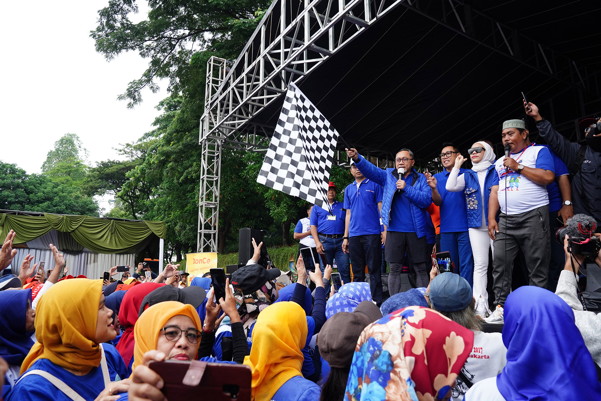 Mendag pada Acara Jalan Sehat Bersama Masyarakat Jakarta Timur