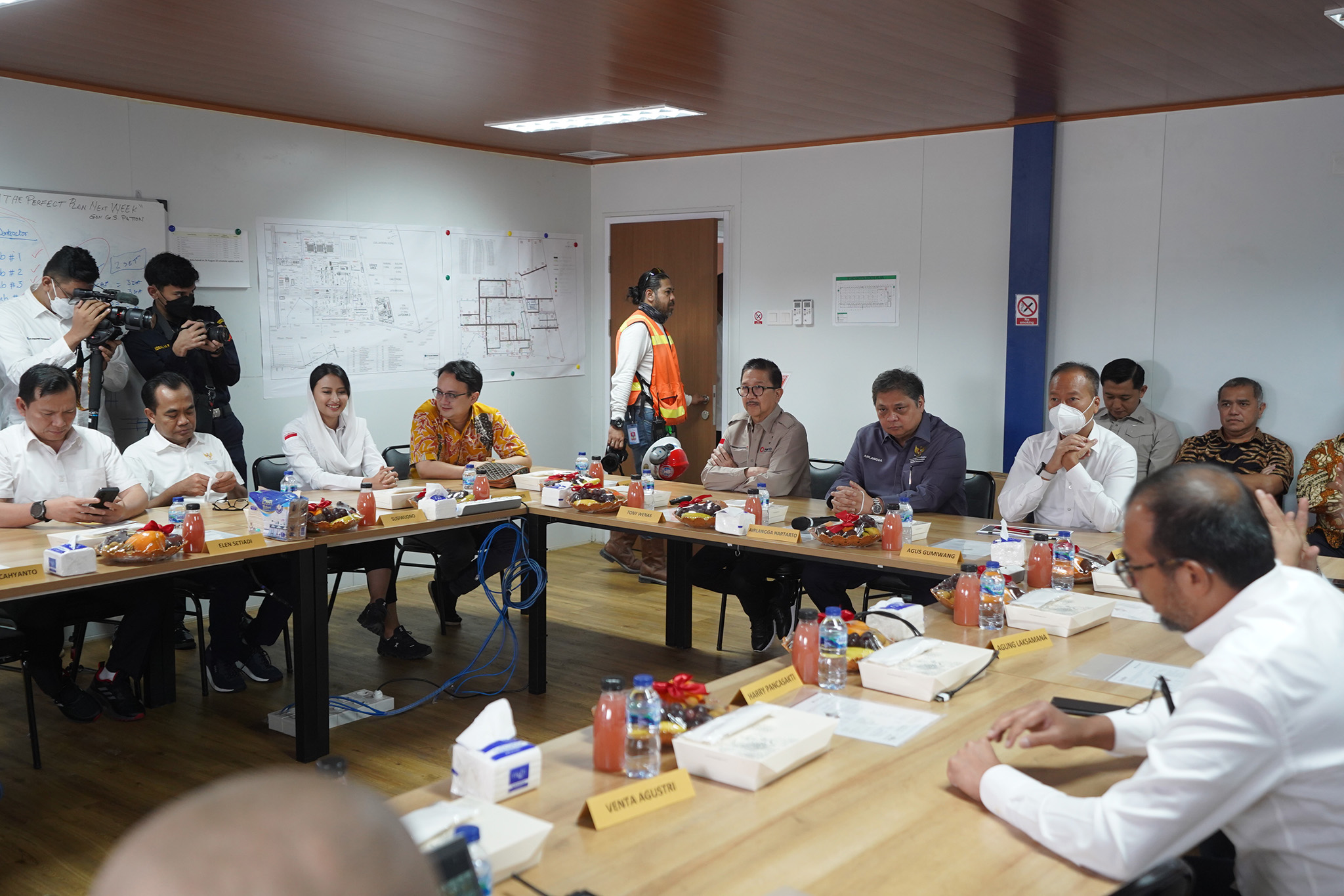 Setelah meninjau Manyar Smelter Project milik PTFI, acara dilanjutkan dengan rapat di Kantor Pengelola KEK Gresik atau Java Integrated Industrial and Ports Estate (JIIPE) dan selanjutnya di PT Petro Oxo Nusantara (PON).