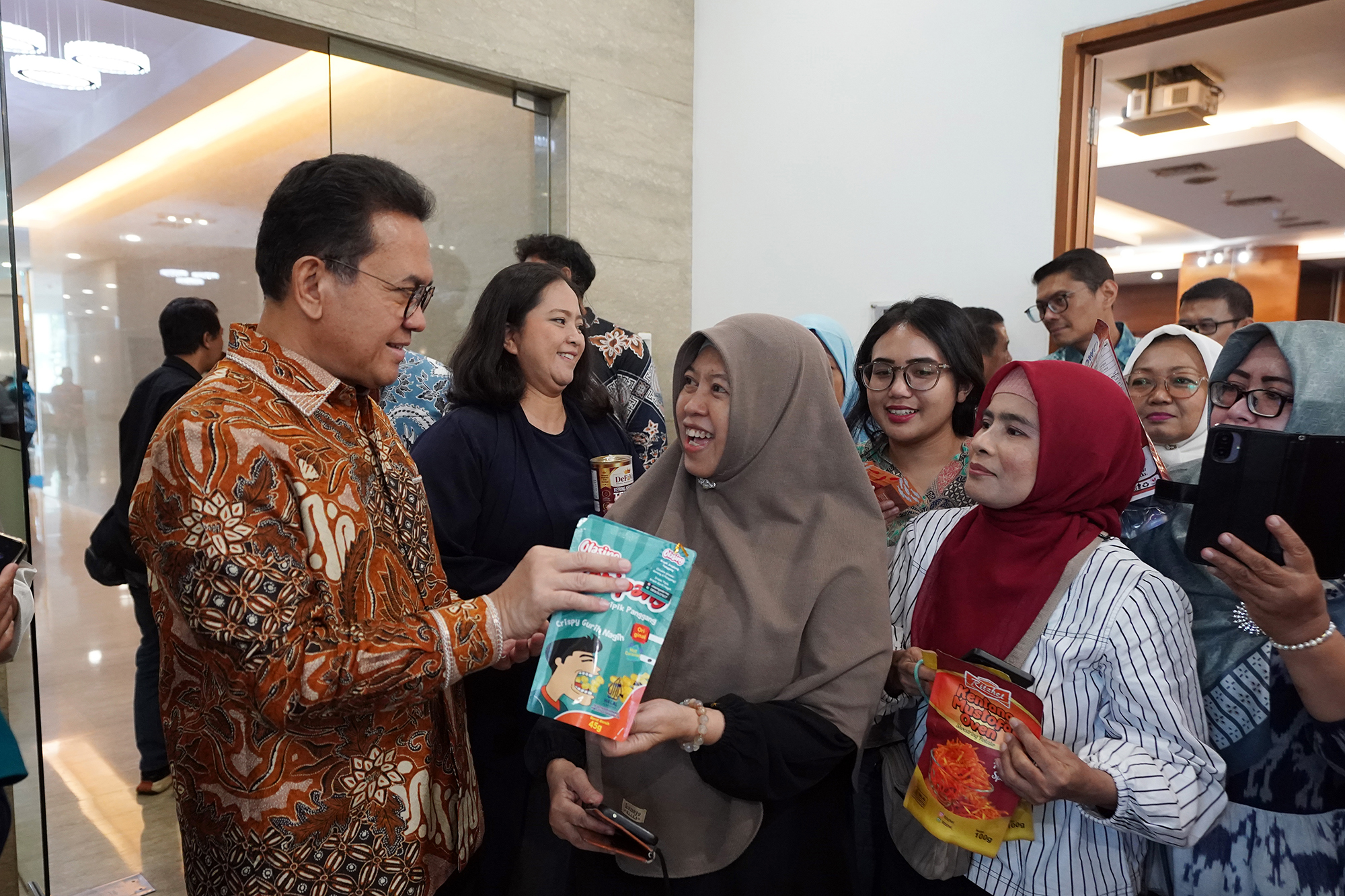 Mendag menambahkan, Kementerian Perdagangan terus mendorong penguatan daya saing UMKM melalui berbagai program, antara lain Pameran Pangan Nusa, business matching, pendampingan branding dan desain kemasan, serta Campuspreneur. Diharapkan, makin banyak produk UMKM yang terstandar dan mampu memperluas akses pasar, baik di dalam negeri maupun ke pasar global.