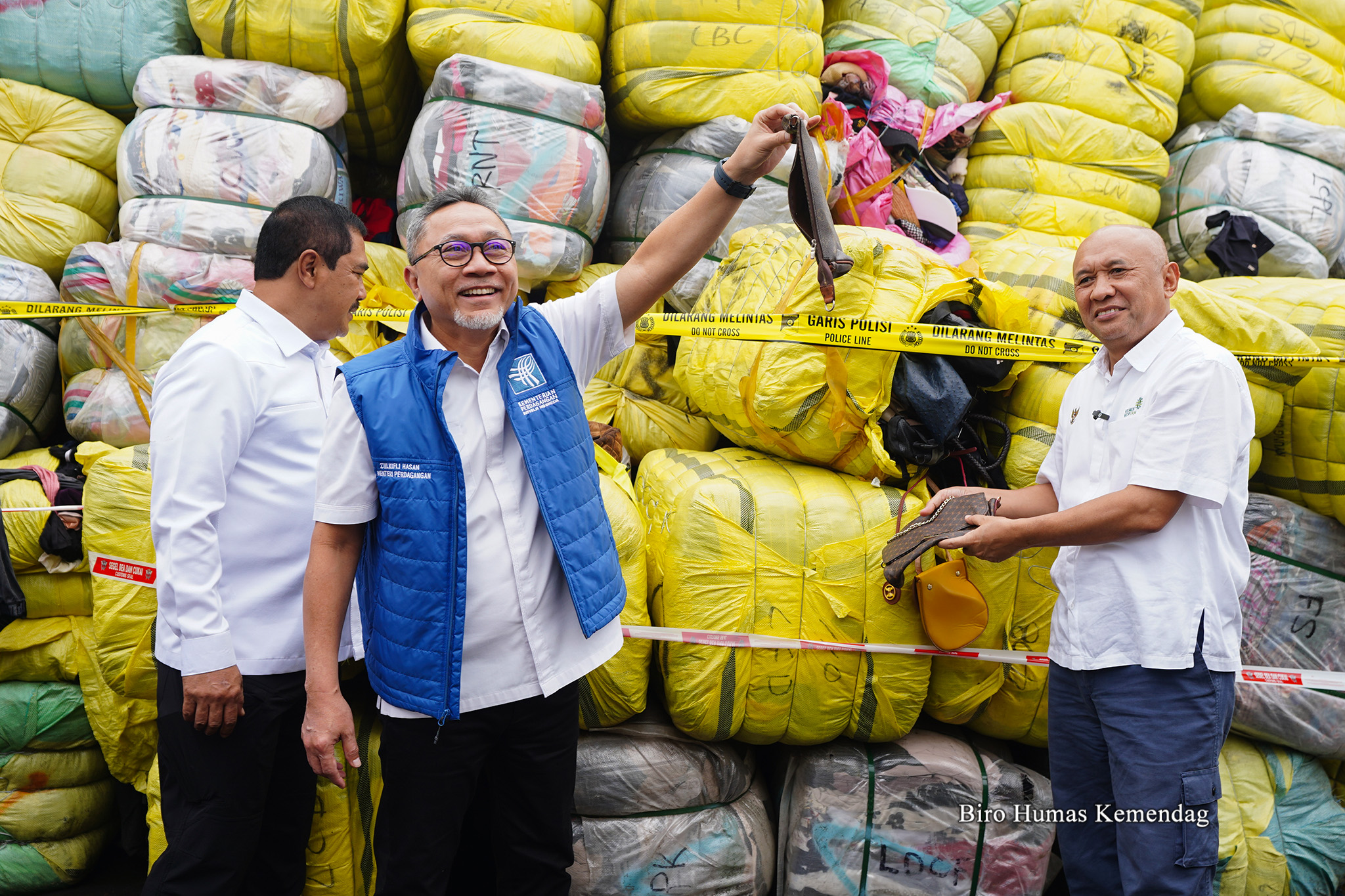 Pemusnahan Barang Bukti Pakaian Bekas Ilegal di Cikarang - Kementerian Perdagangan Republik Indonesia