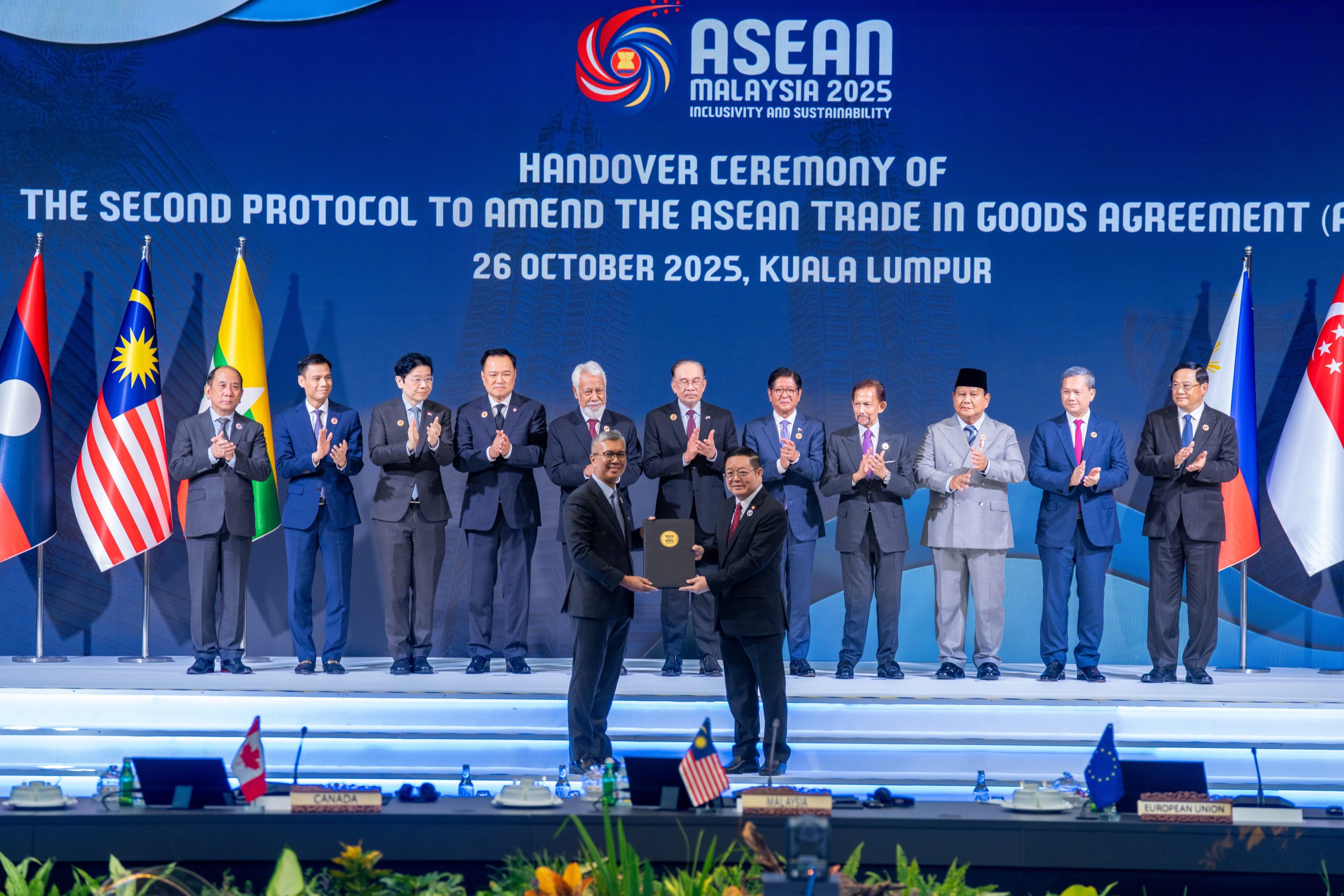 Penyerahan naskah ini dilakukan oleh Menteri Investasi, Perdagangan, dan Industri Malaysia, Tengku Zafrul Abdul Aziz, selaku Ketua Dewan ASEAN Free Trade Area (AFTA) kepada Sekretaris Jenderal ASEAN, Kao Kim Hourn, dalam prosesi penyerahan ATIGA Upgrade. Selain Indonesia, penyerahan naskah ini juga disaksikan oleh para Kepala Negara/Pemerintahan ASEAN.
