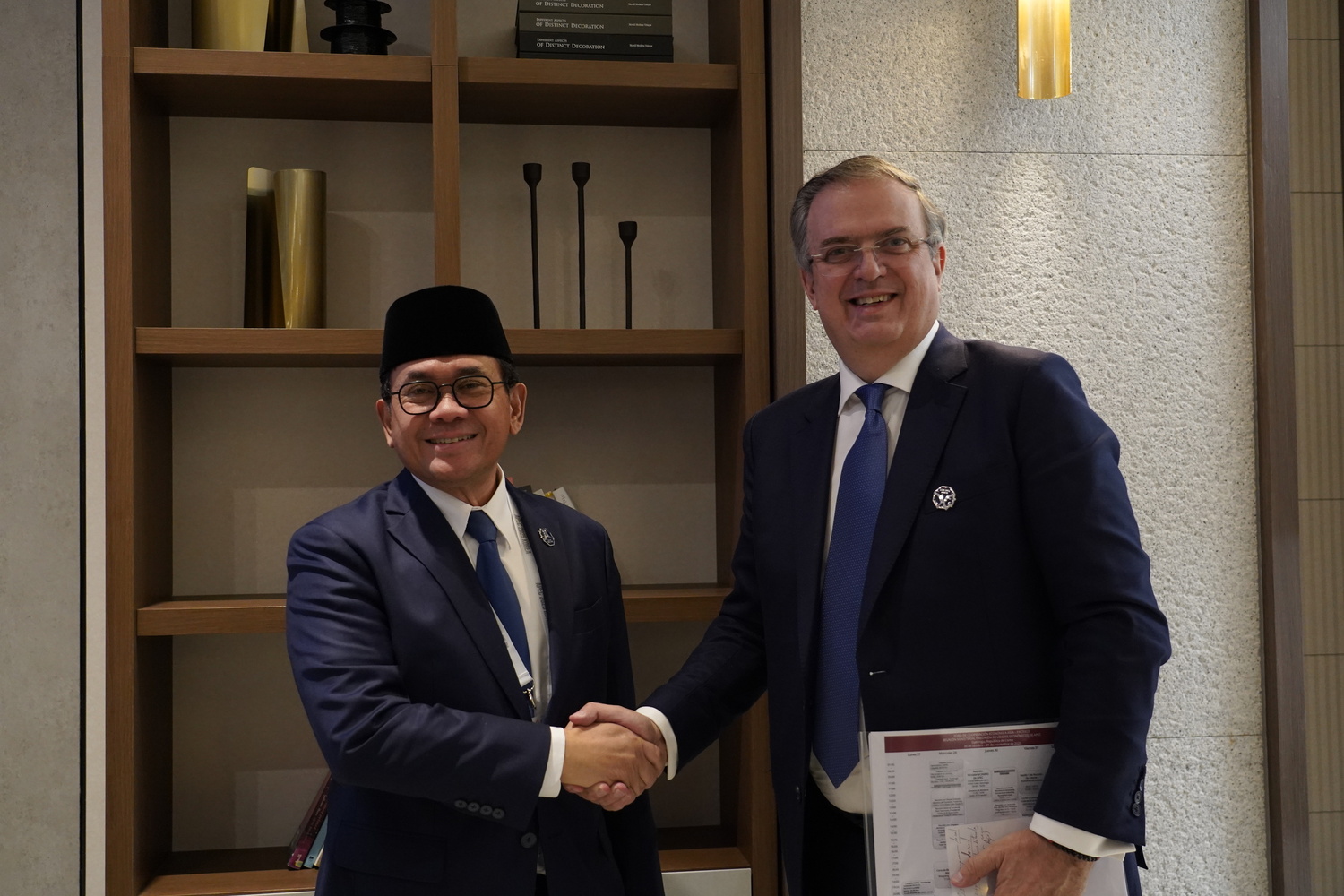 Menteri Perdagangan RI, Budi Santoso melakukan pertemuan bilateral di sela-sela Rangkaian Pertemuan Para Pemimpin Ekonomi Kerja Sama Ekonomi Asia-Pasifik (APEC EconomicLeaders Meeting) dengan Menteri Ekonomi Meksiko Marcelo Luis Ebrard Casaubon di Gyeongju, Korea Selatan, Kamis (30 Okt).