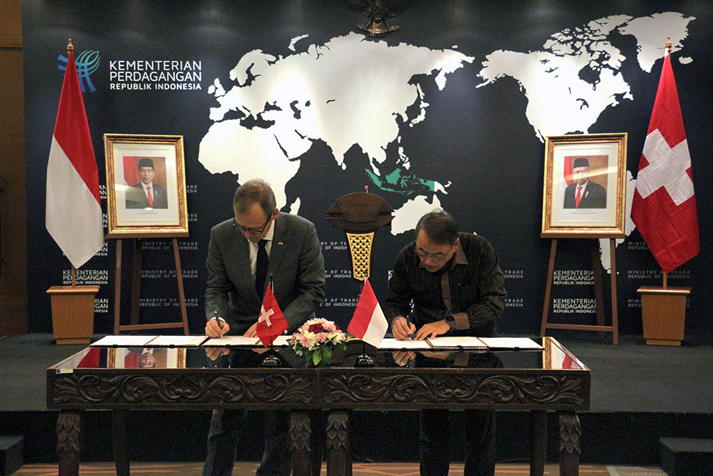 Direktur Jenderal Pengembangan Ekspor Nasional, Didi Sumedi menandatangani nota kesepahaman (memorandum of understanding/MoU) dengan Duta Besar Swiss Jakarta, Olivier Zehnder untuk kerja sama promosi perdagangan di Kantor Kementerian Perdagangan, Jakarta, pada Jumat (17 Mar).