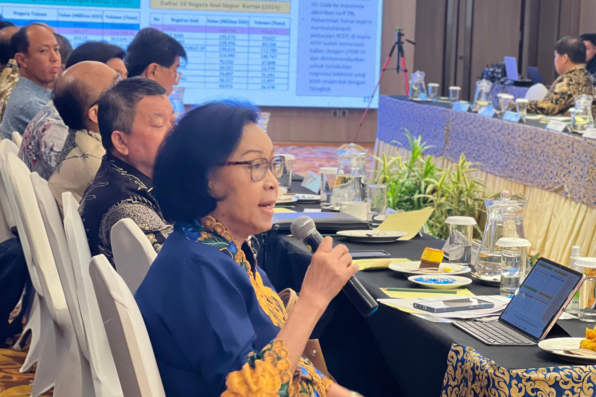 Kementerian Perdagangan menegaskan pentingnya sinergi antara pemerintah dan pelaku usaha dalam merespons tantangan tersebut serta mendorong pengembangan produk bernilai tambah guna memperkuat daya saing industri. Sebagai contoh, produk Viscose Staple Fiber (VSF) Indonesia kembali berhasil memasuki pasar India setelah menghadapi hambatan teknis pada akhir 2022 lalu.