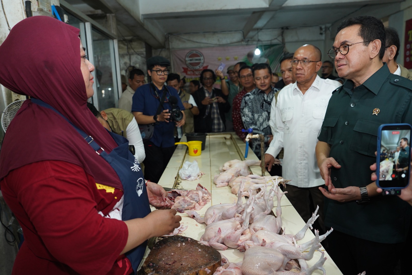 Tinjau Harga dan Pasokan Bahan Pokok di Pasar Manis Banyumas, Mendag Busan: Pasokan Aman, Mayoritas Harga Komoditas Terkendali
