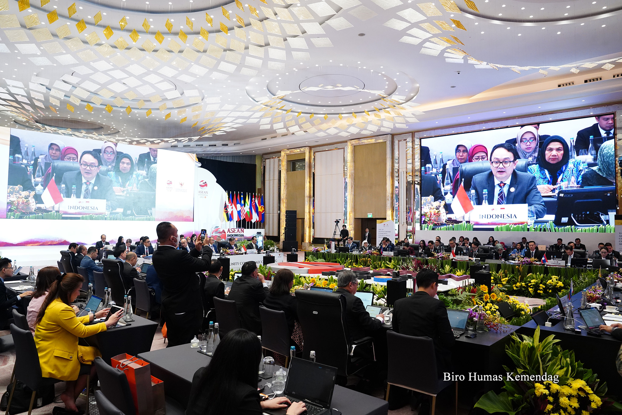 Wakil Menteri Perdagangan RI, Jerry Sambuaga menjadi Ketua Delegasi RI pada Pertemuan Pleno ke-23 ASEAN Economic Community Council (AECC) yang diselenggarakan di Jakarta, Minggu (3 Sep). Pertemuan ini dipimpin oleh Menteri Koordinator Bidang Perekonomian RI, Airlangga Hartarto.