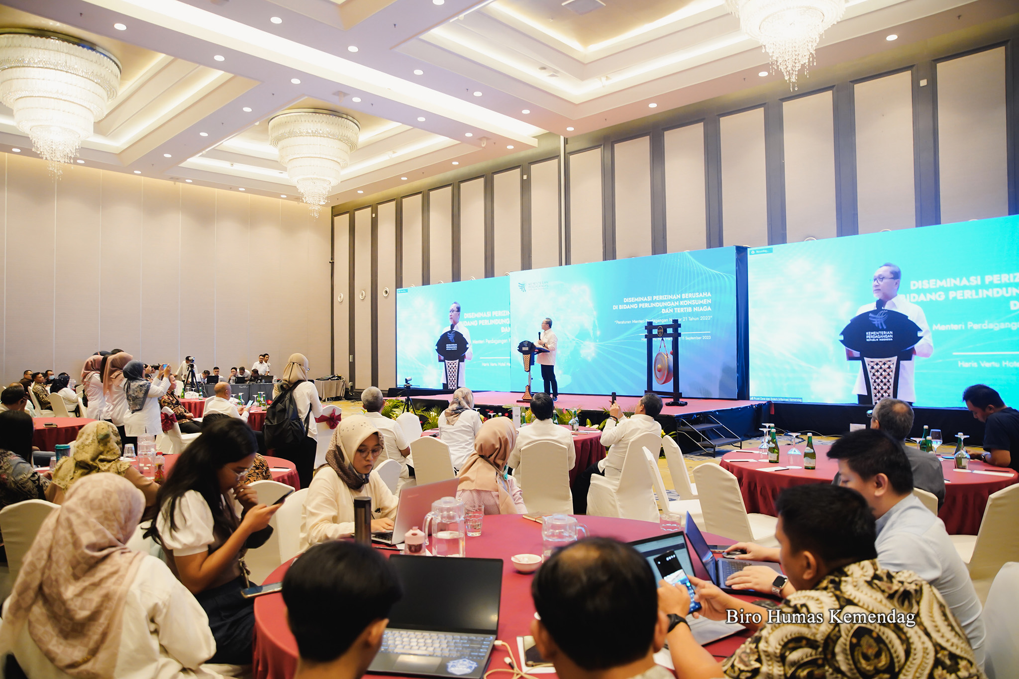 Menteri Perdagangan, Zulkifli Hasan membuka acara Diseminasi Perizinan Berusaha di Bidang Perlindungan Konsumen dan Tertib Niaga yang diselenggarakan di Jakarta, Senin (11 Sep). Acara ini dilaksanakan secara hibrida dan dihadiri sekitar 200 peserta secara fisik dan 1.000 peserta secara daring.