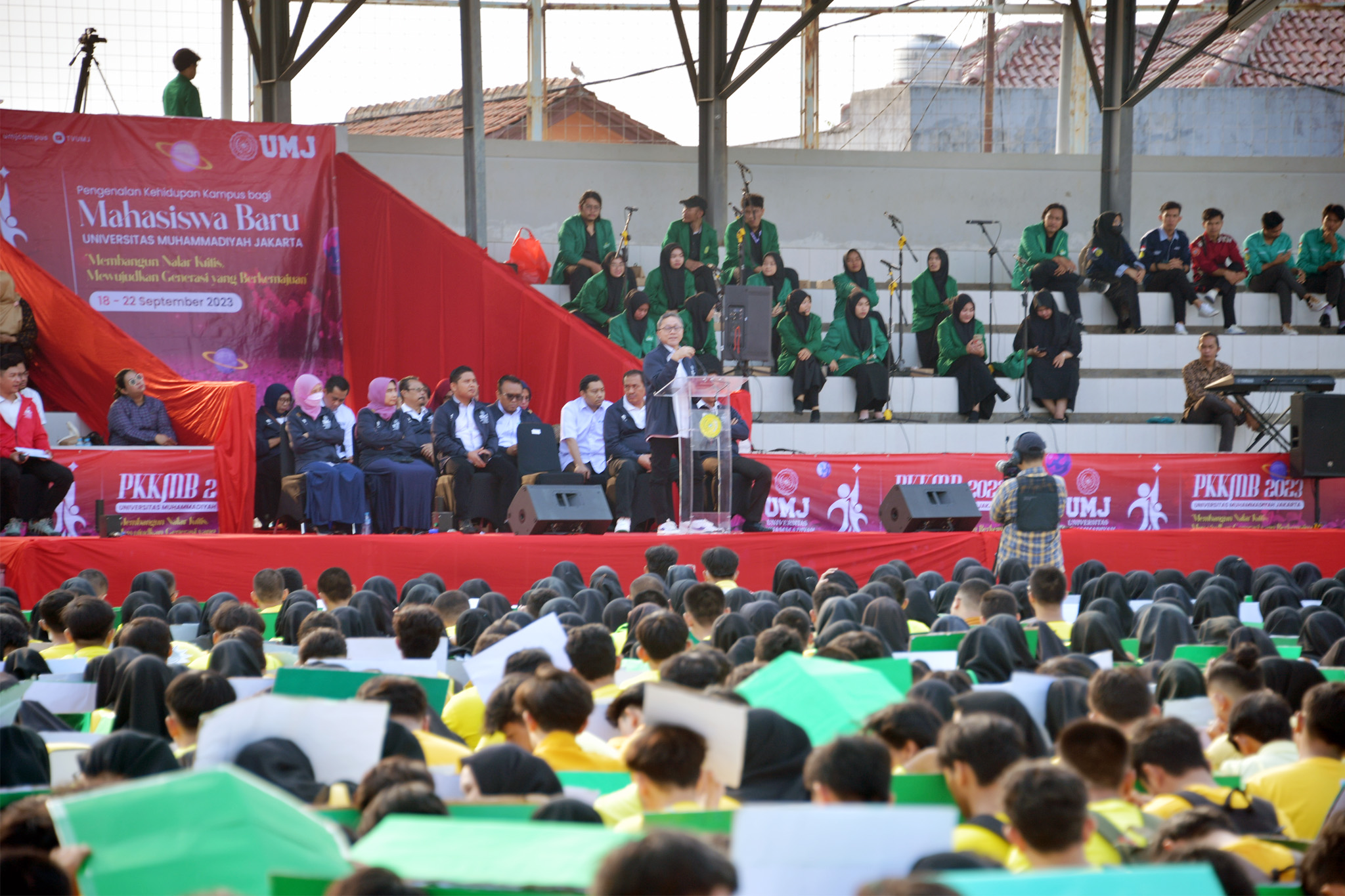 Menteri Perdagangan, Zulkifli Hasan memberikan sambutan pada Pembukaan Pengenalan Kehidupan Kampus Bagi Mahasiswa Baru (PKKMB) Universitas Muhammadiyah Jakarta (UMJ) Tahun 2023 di Kampus UMJ, Ciputat, Tangerang Selatan, Banten, Senin (18 Sep).