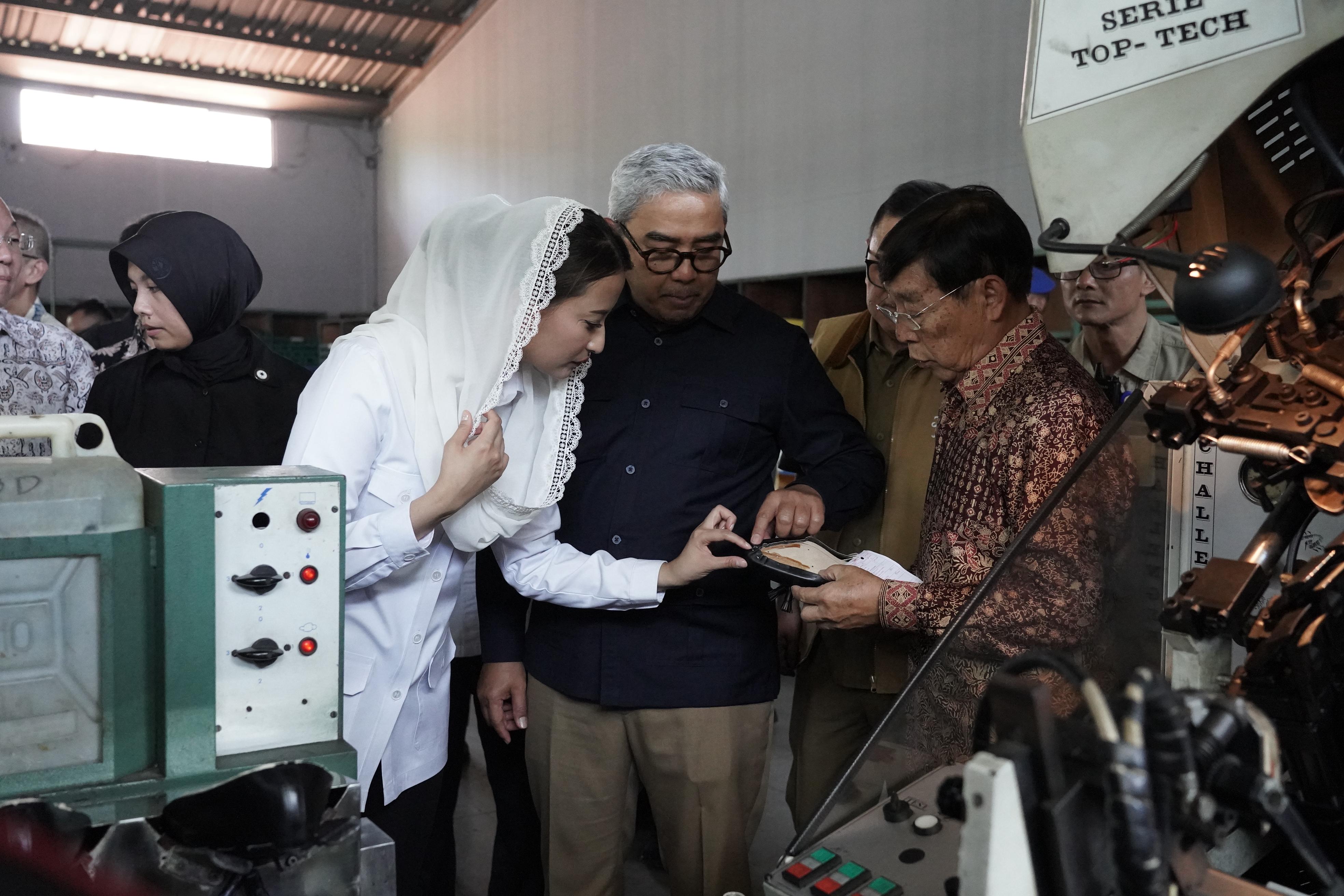 Tinjau Fortuna Shoes, Wamendag Roro Dorong Produk Lokal Perluas Pasar Ekspor