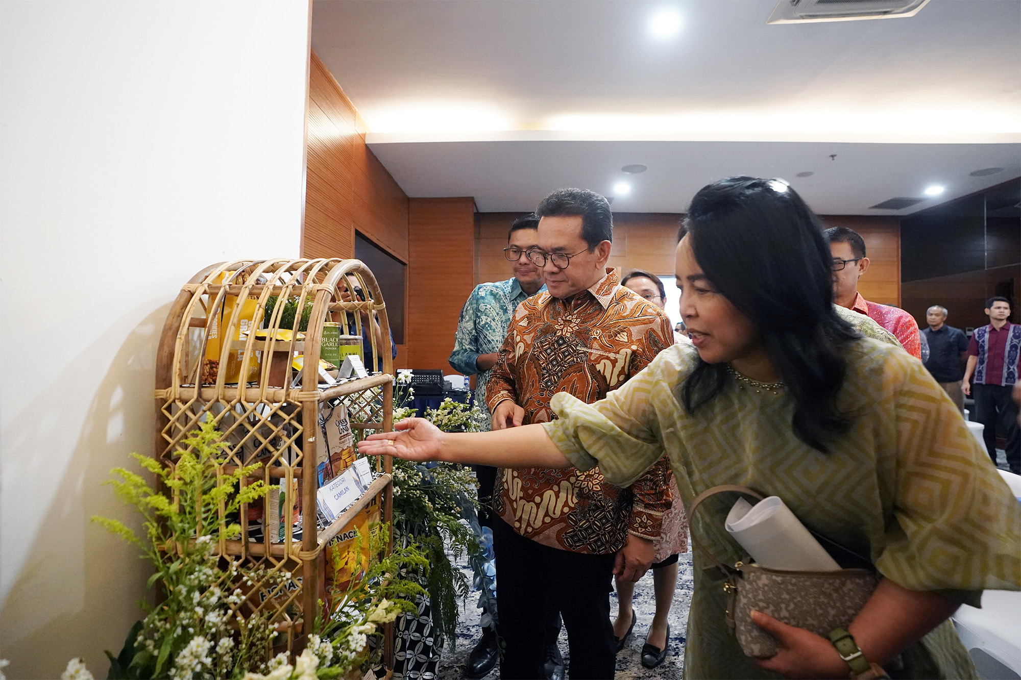 Pada kesempatan tersebut, Mendag didampingi oleh Direktur Jenderal Perdagangan Dalam Negeri, Iqbal Shoffan Shofwan; Direktur Pemasaran Produk Dalam Negeri, Dewi Rokhayati serta Kepala Biro Hubungan Masyarakat, N.M. Kusuma Dewi.