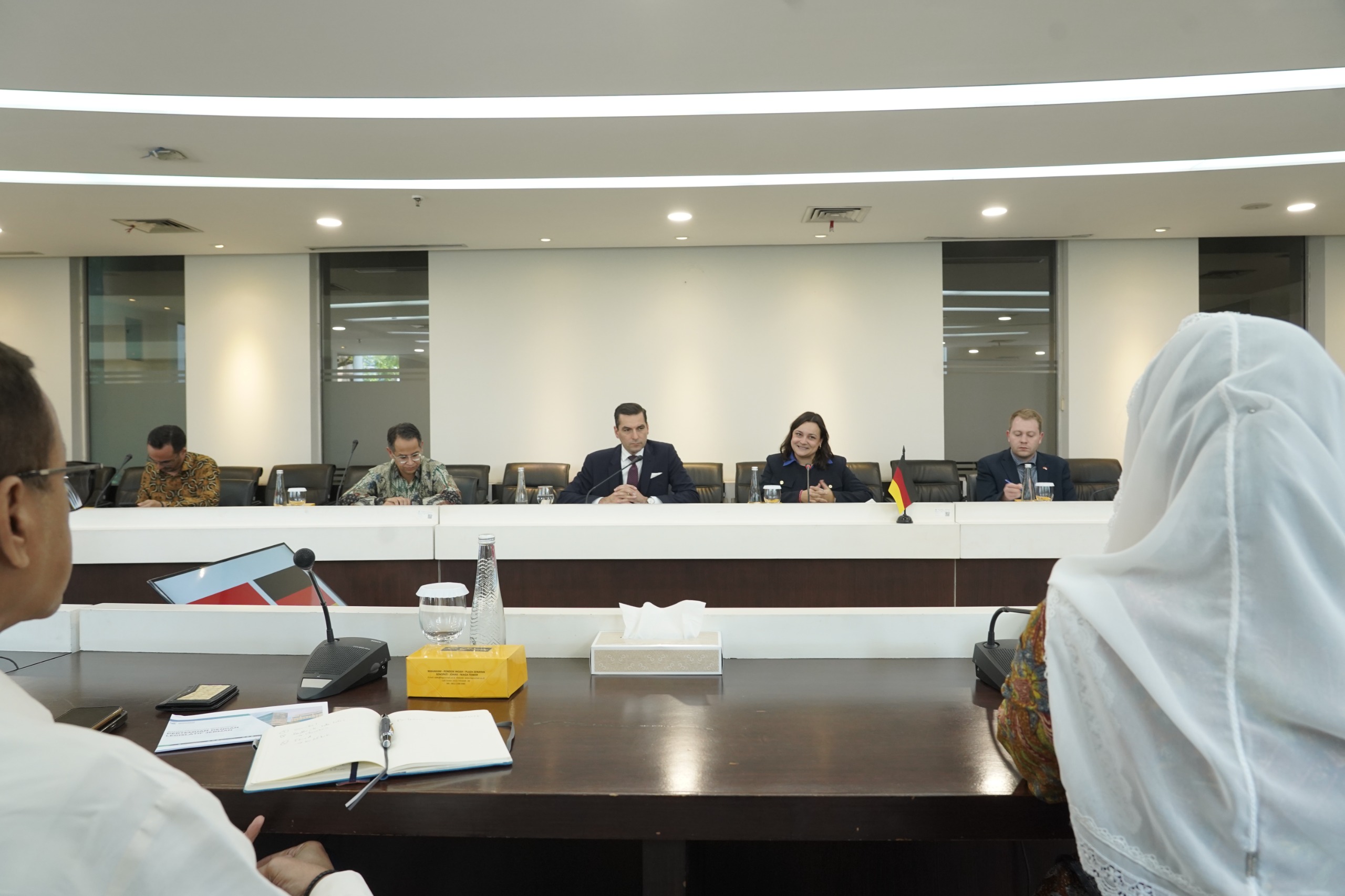 Pertemuan ini membahas beberapa isu terkait Indonesia dan Jerman, seperti tren perdagangan, perundingan dagang IEU-CEPA, serta kerja sama ekonomi dan investasi kedua negara.