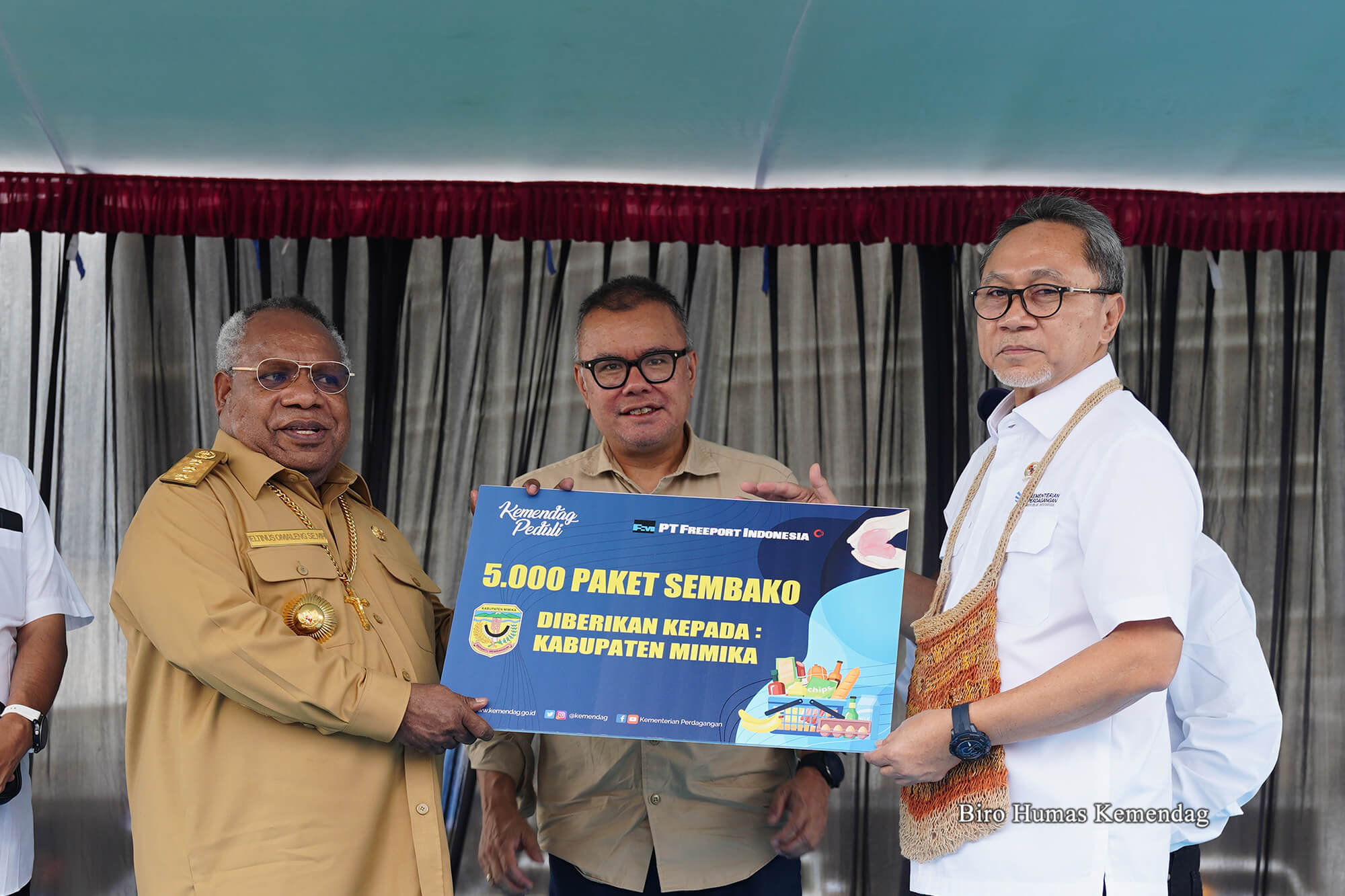 Menteri Perdagangan, Zulkifli Hasan menyerahkan bantuan Kemandag Peduli di Kabupaten Mimika dan Kabupaten Puncak, Papua Tengah, Selasa (19 Sep).