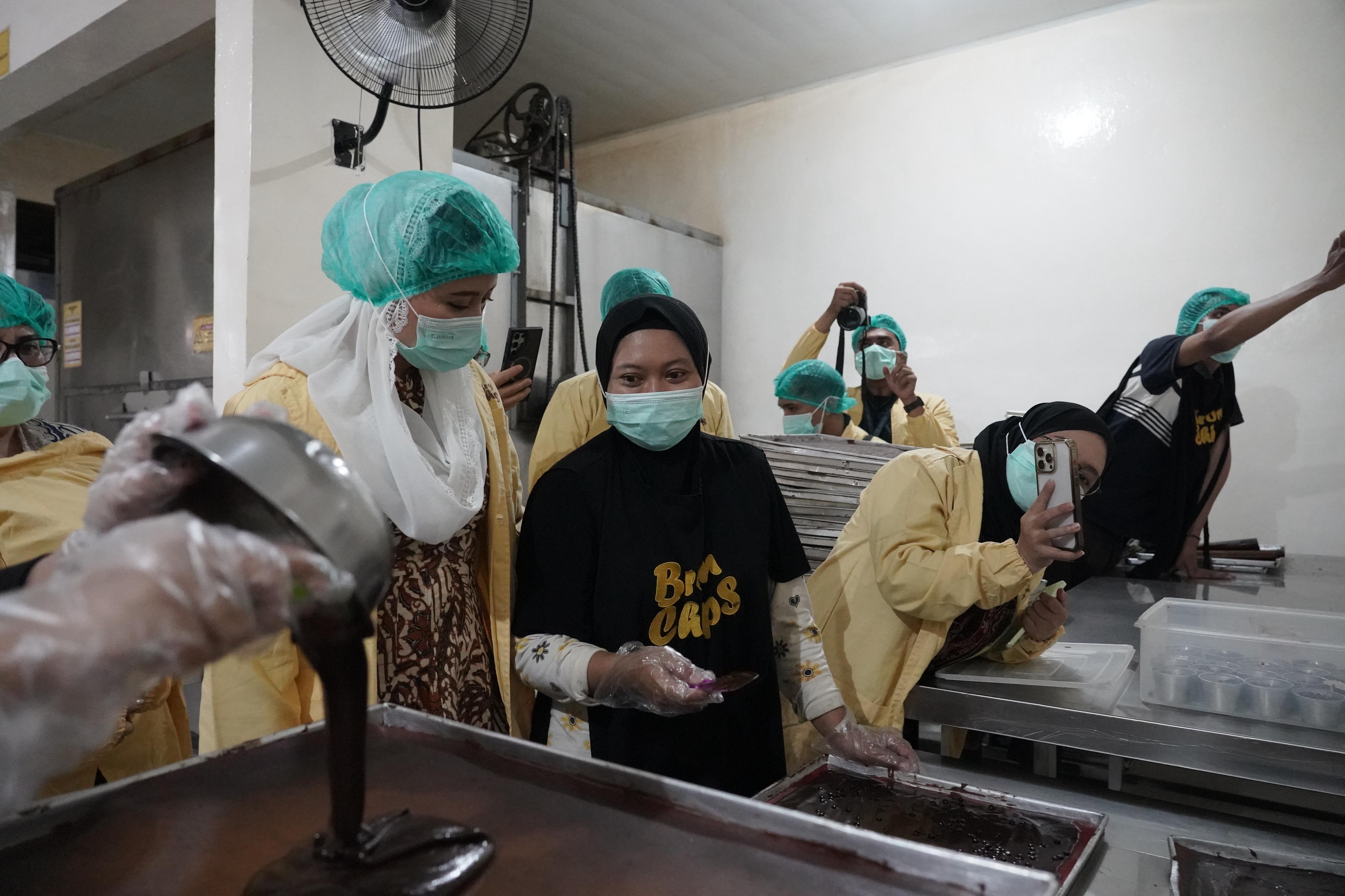 Kunjungi UMKM Keripik Brownies di Surabaya, Wamendag Roro: UMKM Lokal Siap Bersaing Global
