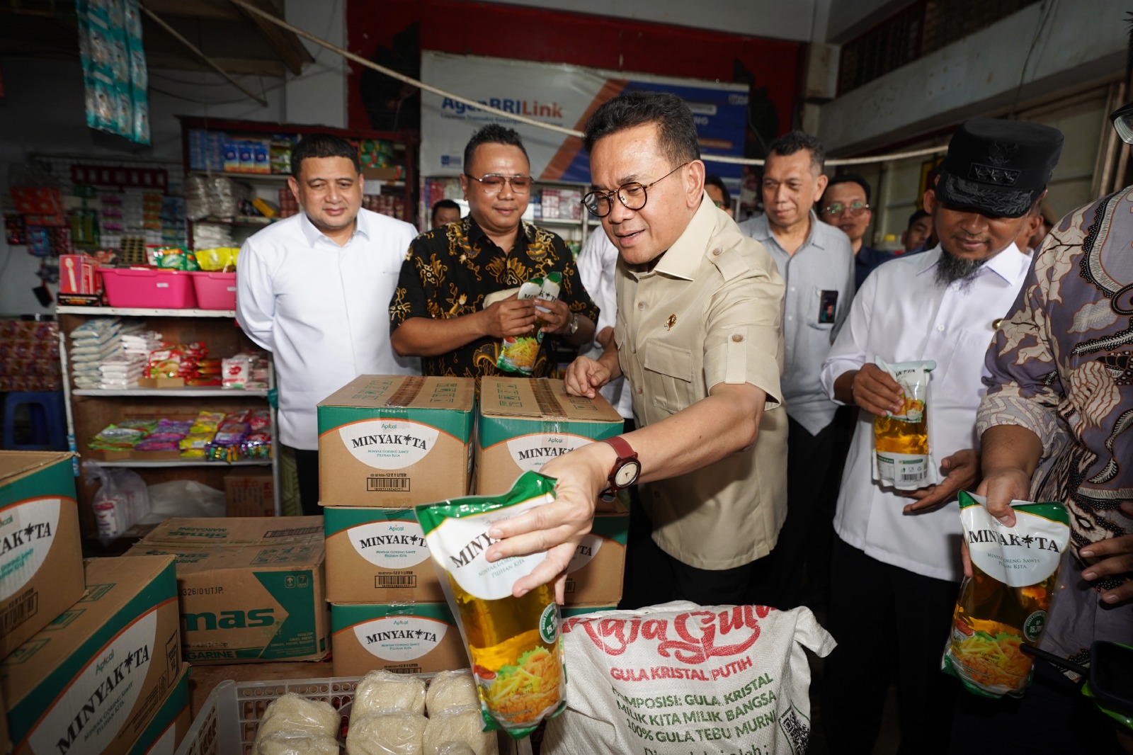 Tinjau Bapok di Pasar Terong Makassar, Mendag Busan Pastikan Harga dan Pasokan Stabil Selama Ramadan