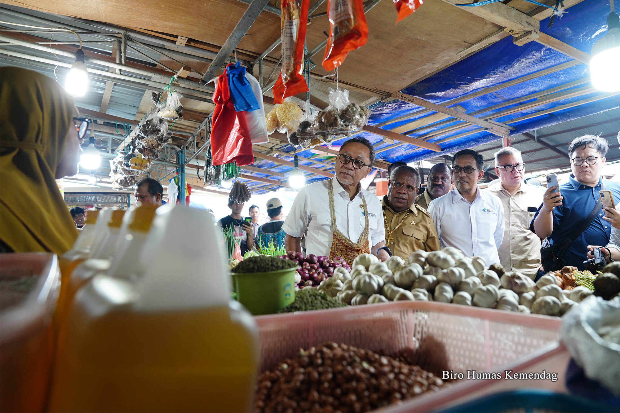 Menteri Perdagangan, Zulkifli Hasan mengunjugi Pasar Sentral Timika Baru di Kab. Mimika, Papua Tengah, Selasa (19 Sep).