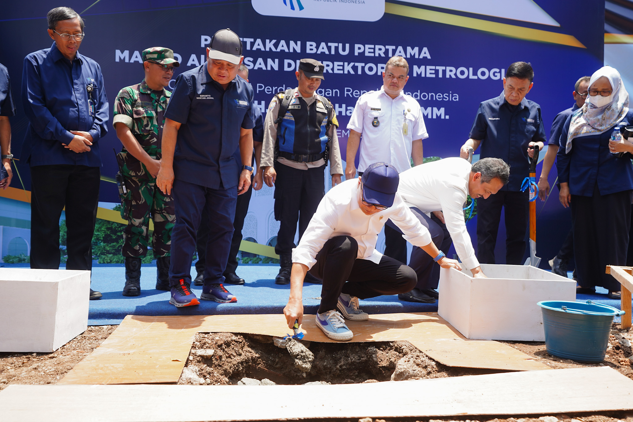 Menteri Perdagangan, Zulkifli Hasan melakukan peletakan batu pertama dalam pembangunan Masjid Al Ihsan di Kantor Direktorat Metrologi, Bandung, Jawa Barat, Rabu (27 Sep).