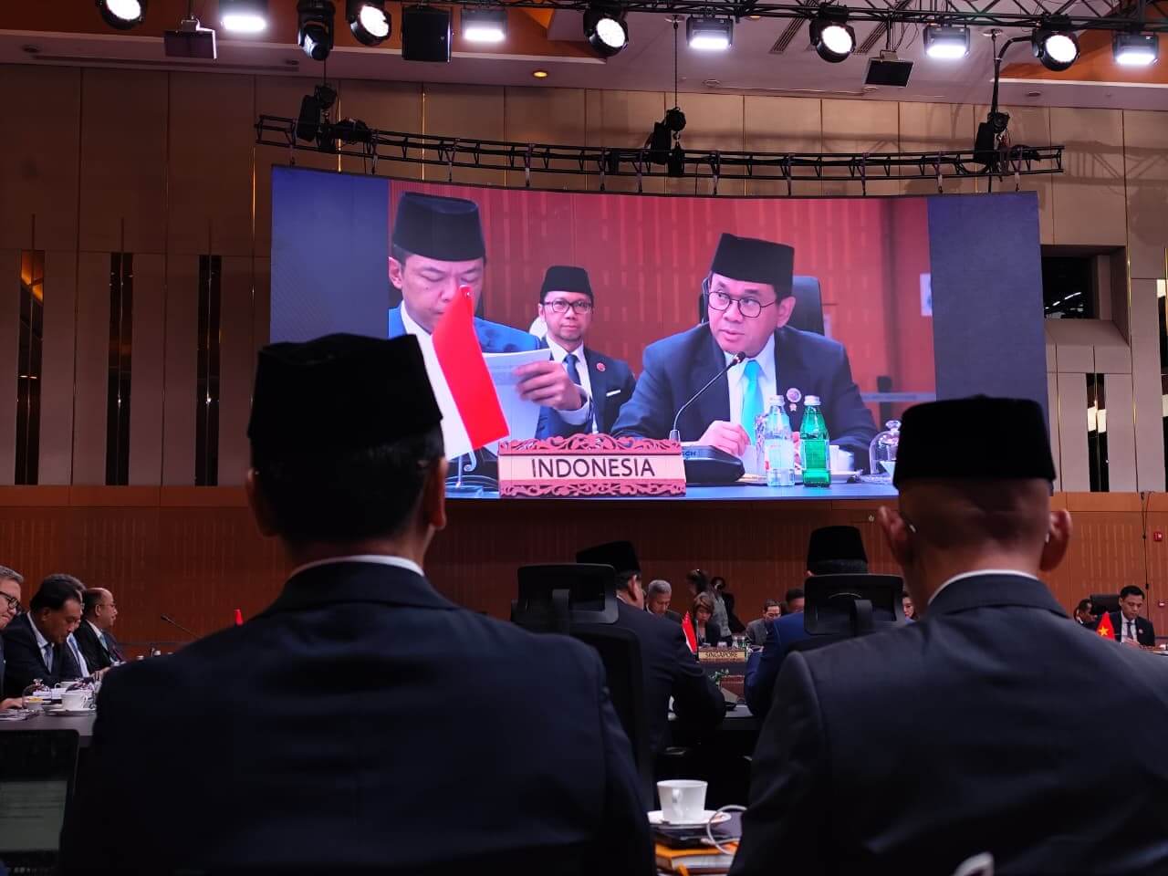 Pada pertemuan ini, Mendag menekankan pentingnya penguatan koordinasi lintas pilar ekonomi dan keamanan dalam menghadapi dinamika geoekonomi dan geopolitik global. Koordinasi ini dilakukan untuk memastikan ASEAN tetap tanggap, adaptif, dan responsif terhadap dinamika global yang semakin kompleks.