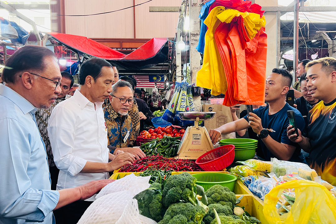 Dalam rangkaian kunjungan kerja ke Malaysia, Menteri Perdagangan RI, Zulkifli Hasan turut mendampingi Presiden RI, Joko Widodo mengunjungi Pasar Chow Kit di Kuala Lumpur, Kamis (8 Juni).