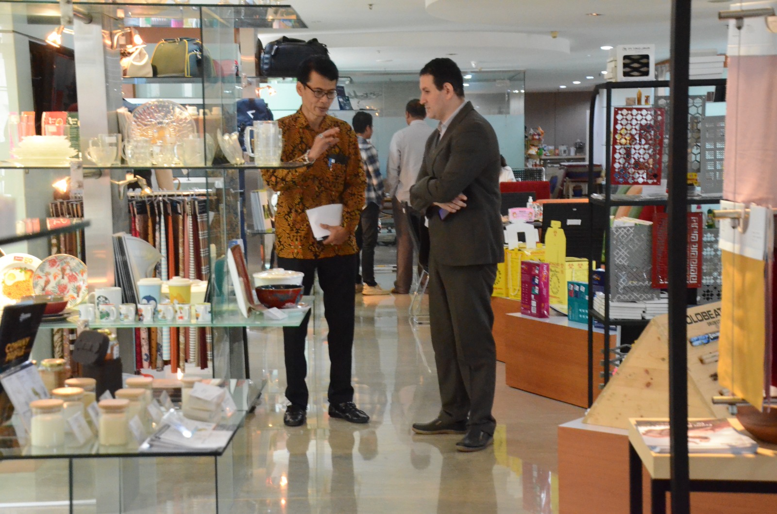 Para perwakilan negara sahabat menyampaikan apresiasi atas produk Indonesia yang ditampilkan serta memberikan masukan untuk meningkatkan kinerja ekspor ke negara asal mereka.