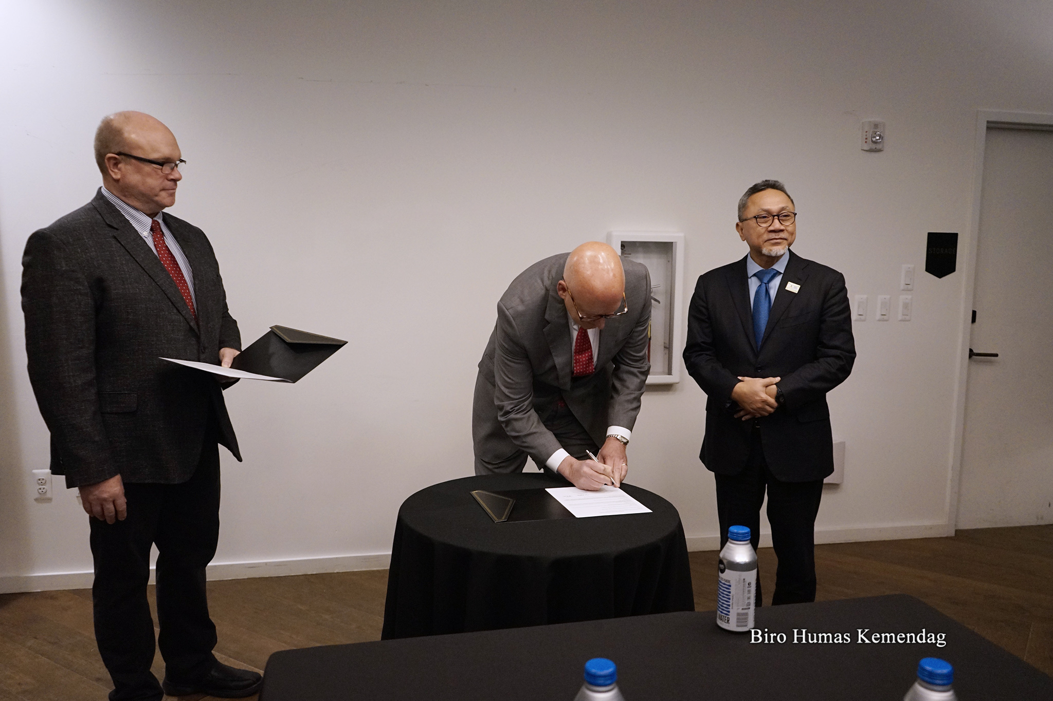 Menteri Perdagangan RI, Zulkifli Hasan menyaksikan penandatanganan nota kesepahaman (MoU) antara perusahaan peralatan dapur elektrik Indonesia dan Amerika Serikat di Detroit, Amerika Serikat, Kamis (25 Mei).