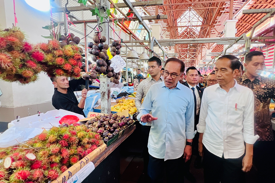 Presiden RI bersama Perdana Menteri Malaysia serta para menteri berkesempatan mengunjungi area pasar daging, sayuran, dan buah-buahan.