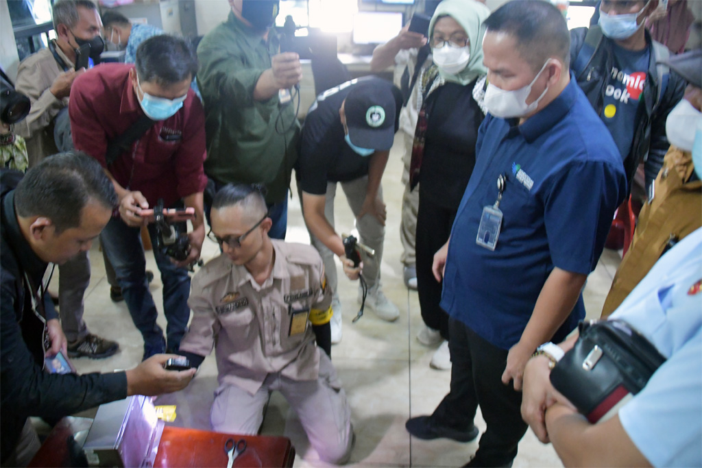 Sehari sebelumnya, Kementerian Perdagangan melalui Direktorat Jenderal Perlindungan Konsumen dan Tertib Niaga (PKTN) didampingi Korwas PPNS Polda Banten melakukan penyitaan Timbangan Jembatan di salah satu perusahaan peleburan besi baja tersebut.