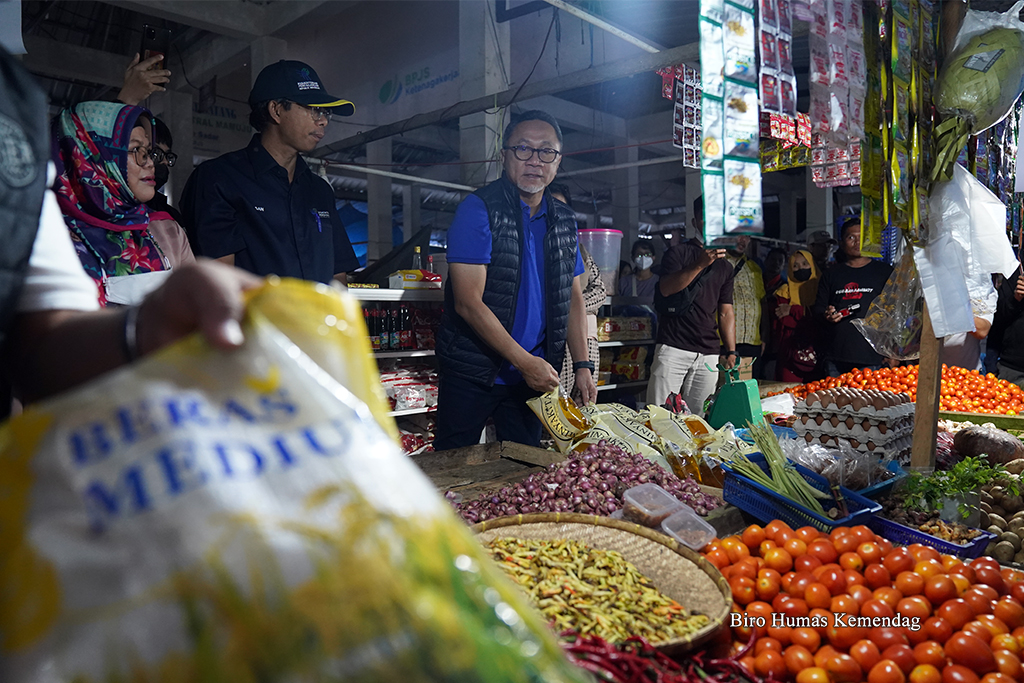 Guna memastikan ketersedian barang kebutuhan pokok jelang bulan Ramadan Menteri Perdagangan, Zulkifli Hasan kunjungi Pasar Lama, Mamuju, Sulawesi Barat, Sabtu (18 Maret).