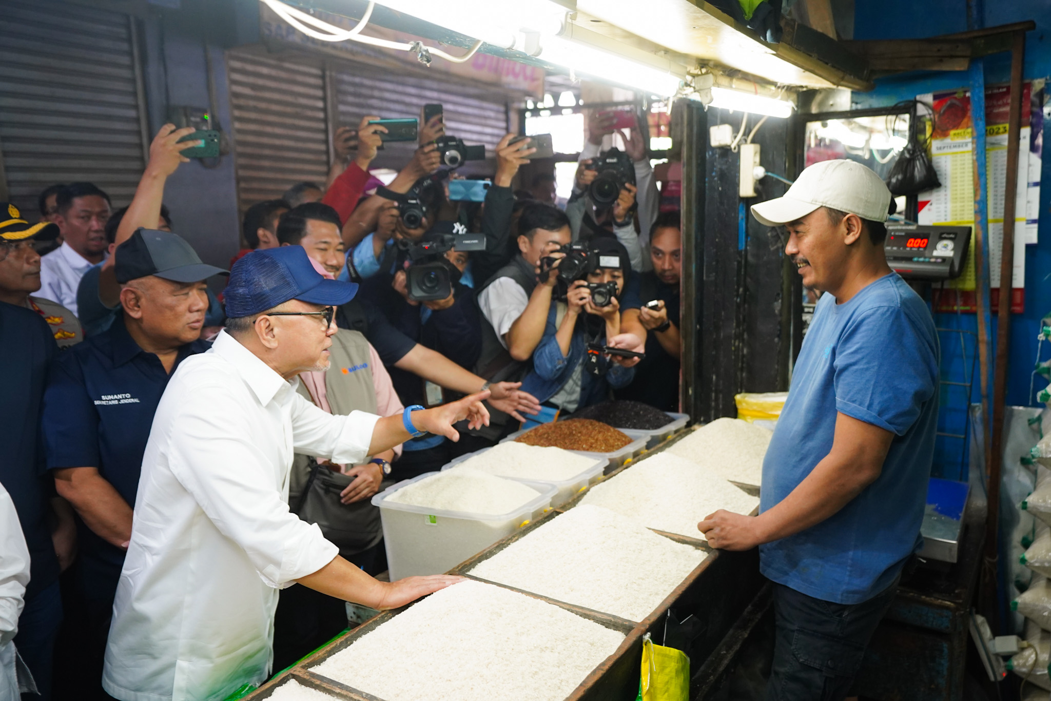 Mendag Tinjau Bapok di Pasar Sederhana, Bandung