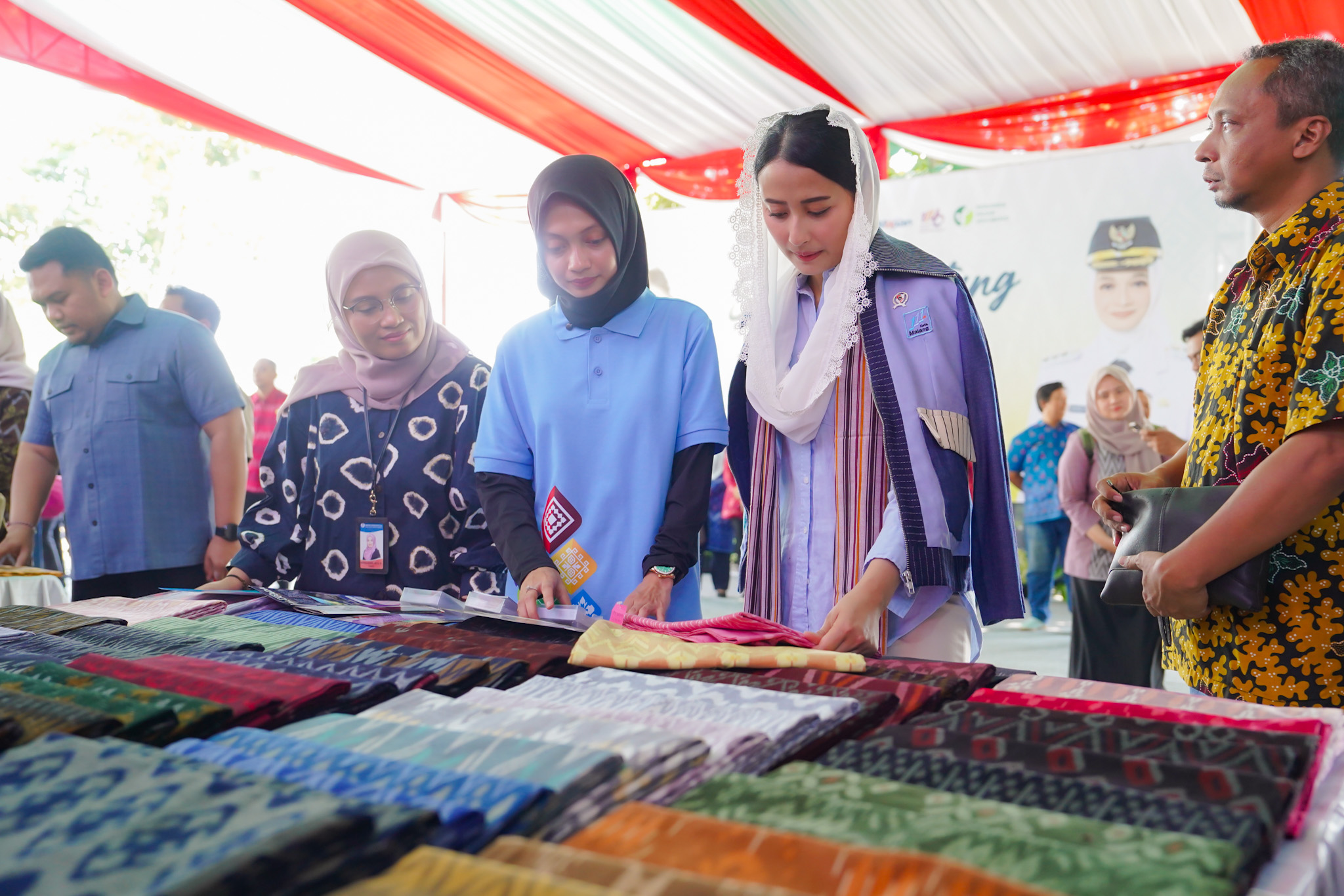 Wamendag Kunjungi UMKM Tenun Medali Mas di Kediri