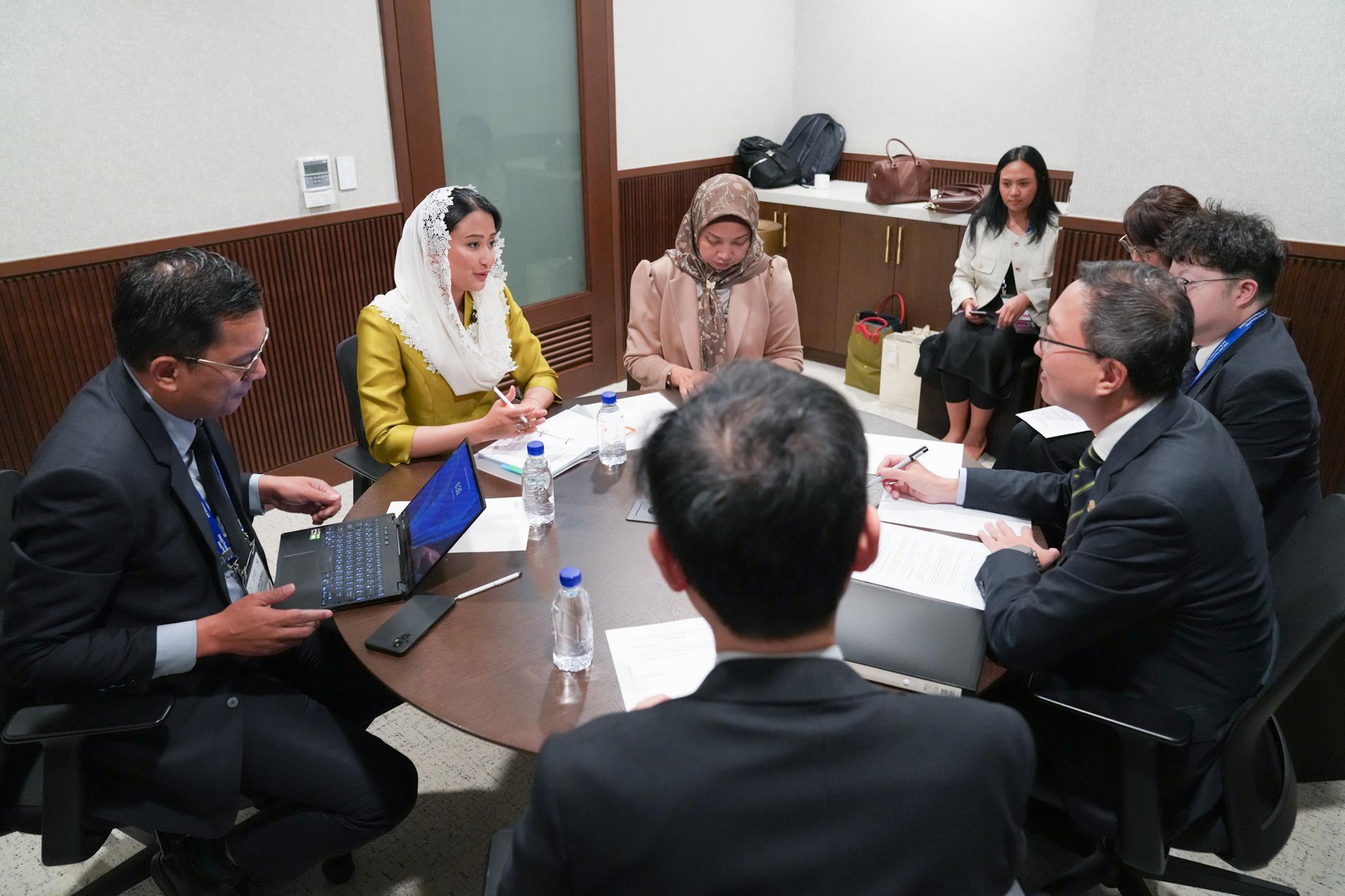 Di akhir pertemuan, Mr. Paul Lam menyatakan keinginannya untuk mengunjungi Indonesia dalam waktu dekat untuk bertemu dengan pihak-pihak terkait, termasuk dengan Kementerian Koordinator Bidang Perekonomian, Kementerian Perdagangan, serta Mahkamah Agung.