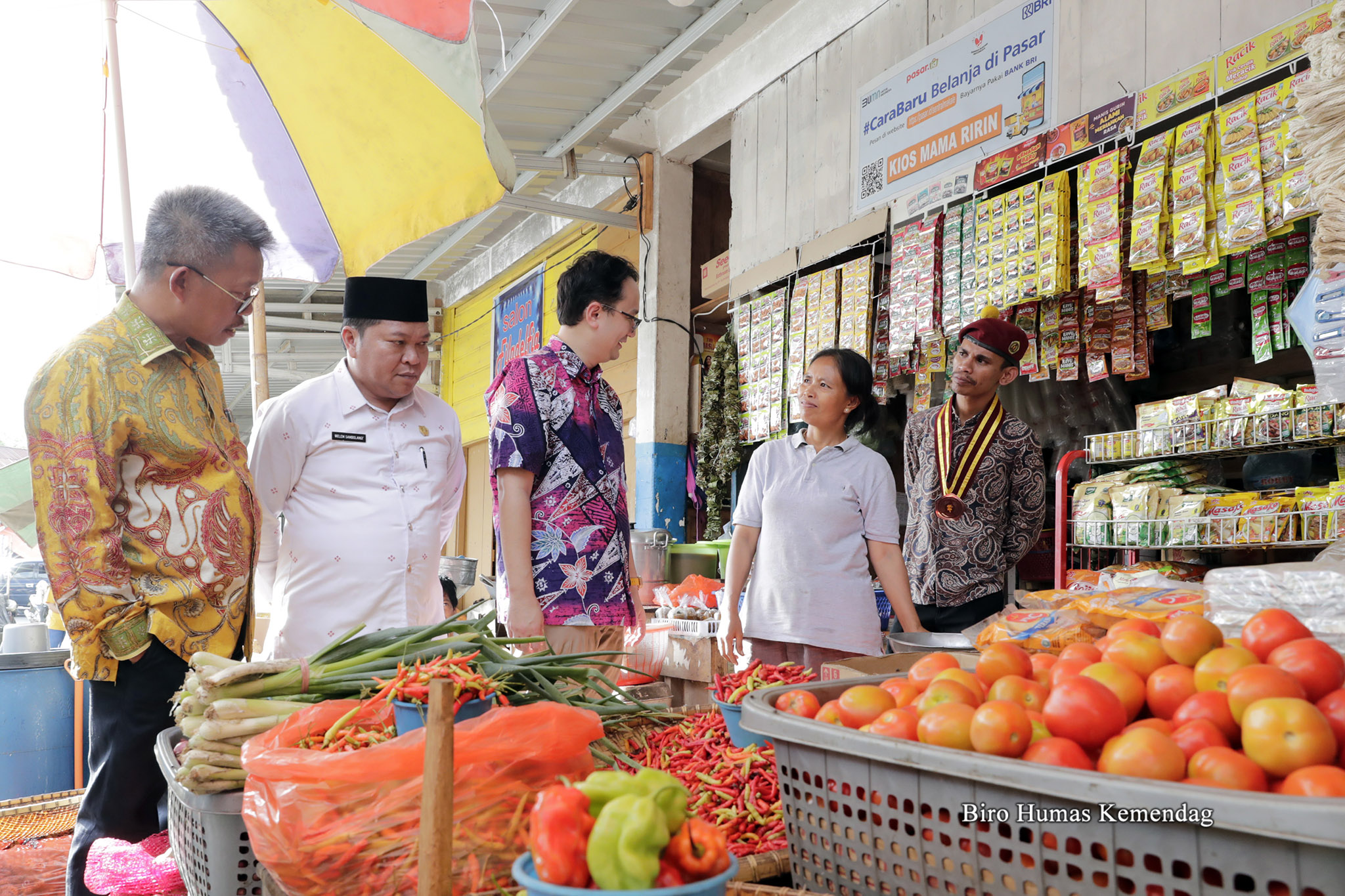 Wakil Menteri Perdagangan, Jerry Sambuaga meninjau harga dan stok barang kebutuhan pokok di Pasar Sentral Makale, Kabupaten Tana Toraja, Sulawesi Selatan, Senin (23 Jan).