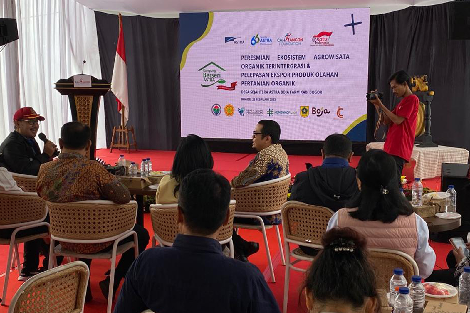 Ekosistem Desa Organik merupakan program kolaborasi dari hulu ke hilir untuk produk pertanian organik. Cah Angon Foundation dan Astra berkolaborasi melalui program Desa Sejahtera Astra (DSA) membangun ekosistem desa organik yang mengintegrasikan pembibitan hingga pemasaran. Hal tersebut bertujuan untuk menghasilkan produk pertanian organik yang memiliki nilai yang tinggi dan dapat dijadikan percontohan ekosistem desa organik berkelanjutan di Indonesia.