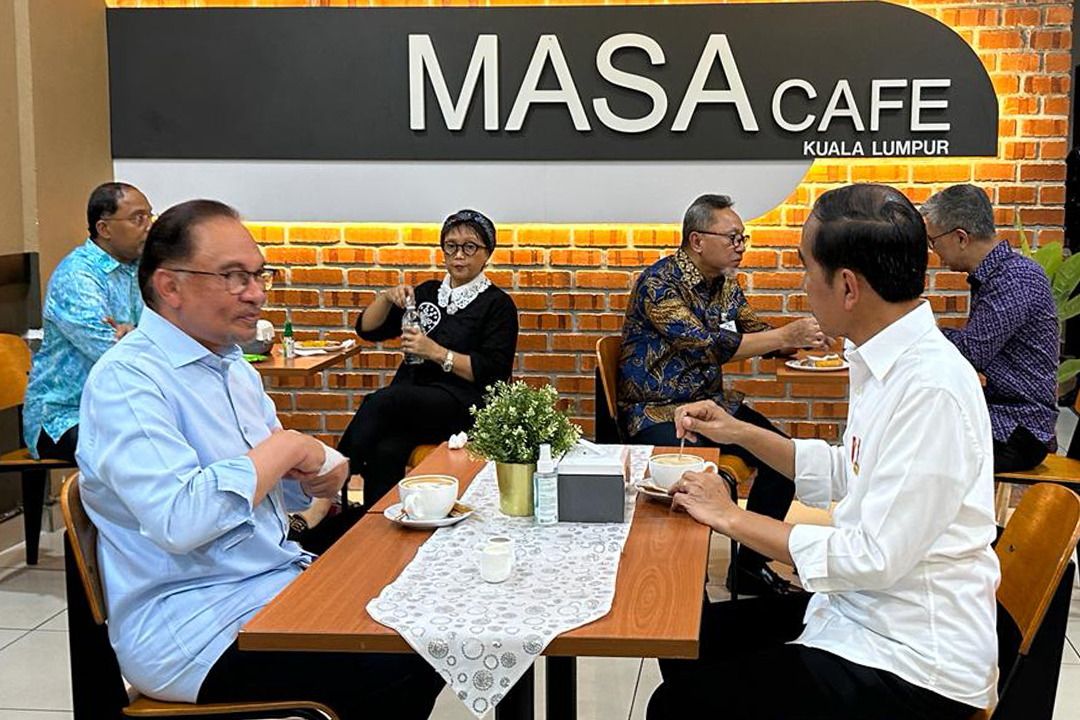 Selanjutnya, Presiden RI bersama Perdana Menteri Malaysia dan para menteri menikmati kopi bersama di area pasar tersebut.