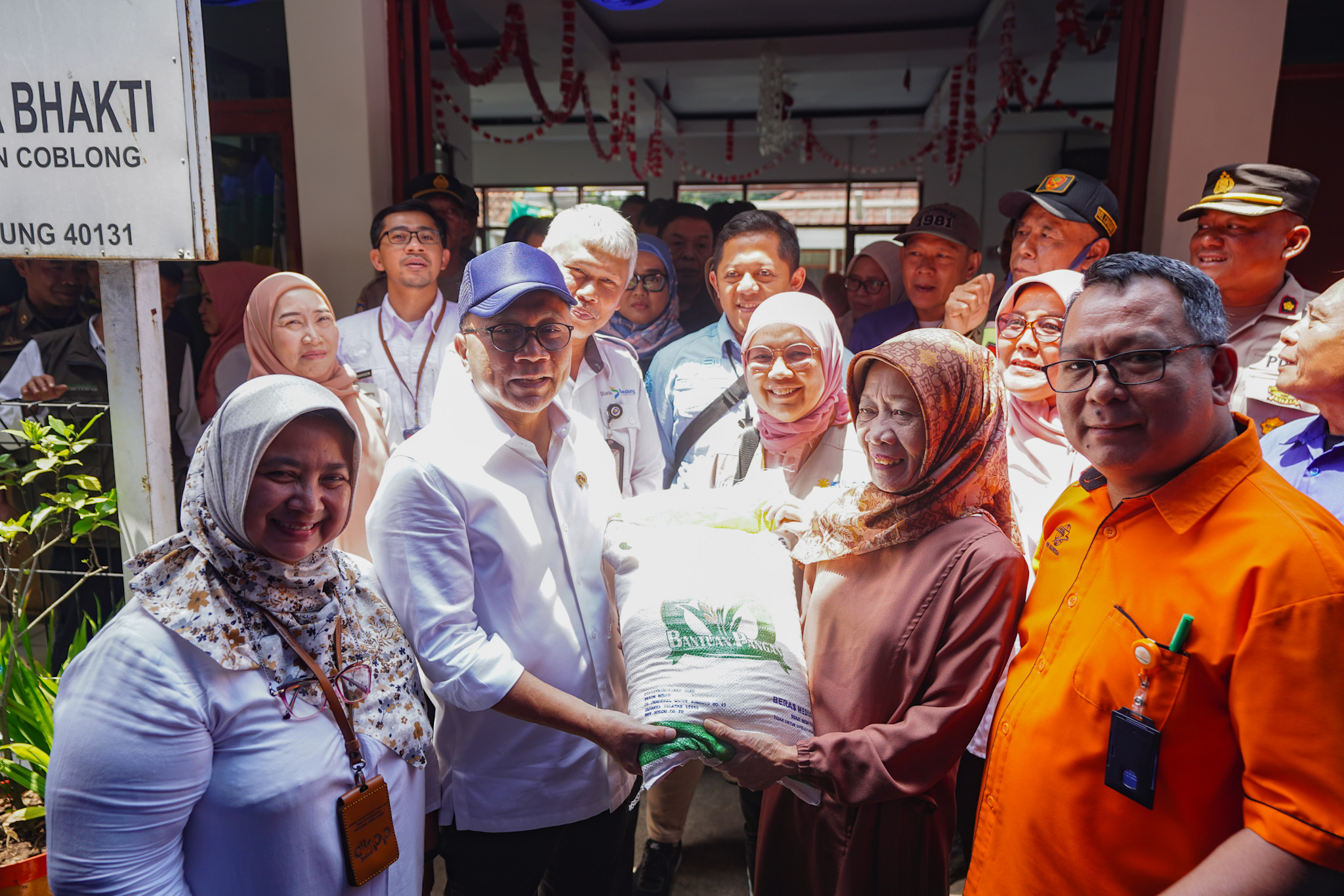 Menteri Perdagangan, Zulkifli Hasan menyerahkan secara simbolis bantuan pangan berupa paket beras kepada Keluarga Penerima Manfaat (KPM) di Kelurahan Cipaganti, Bandung, Jawa Barat, Rabu (27 Sep).