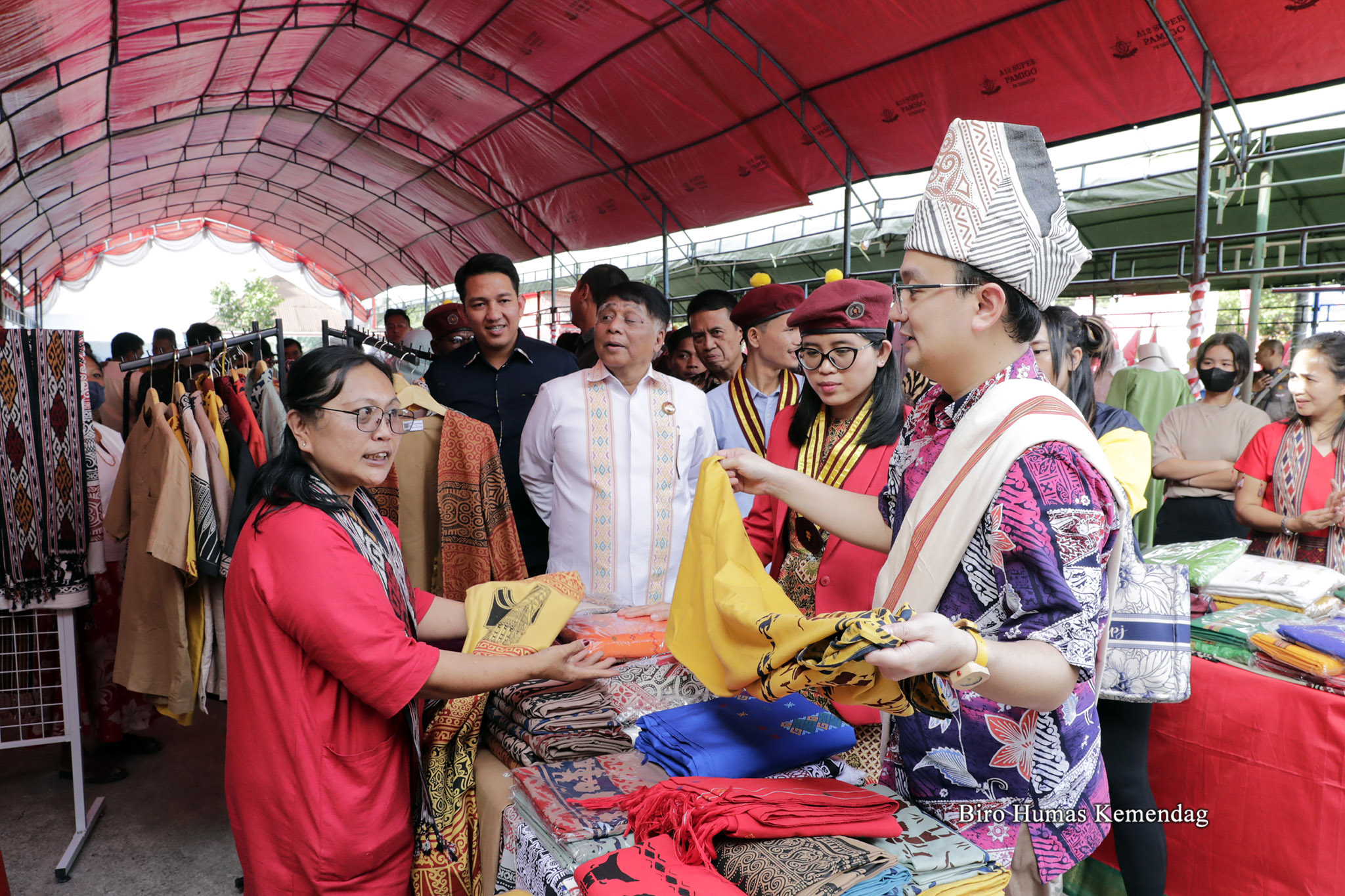 Pada kesempatan tersebut, Wamendag juga meninjau pameran produk lokal UMKM Tana Toraja yang digelar pada acara tersebut.