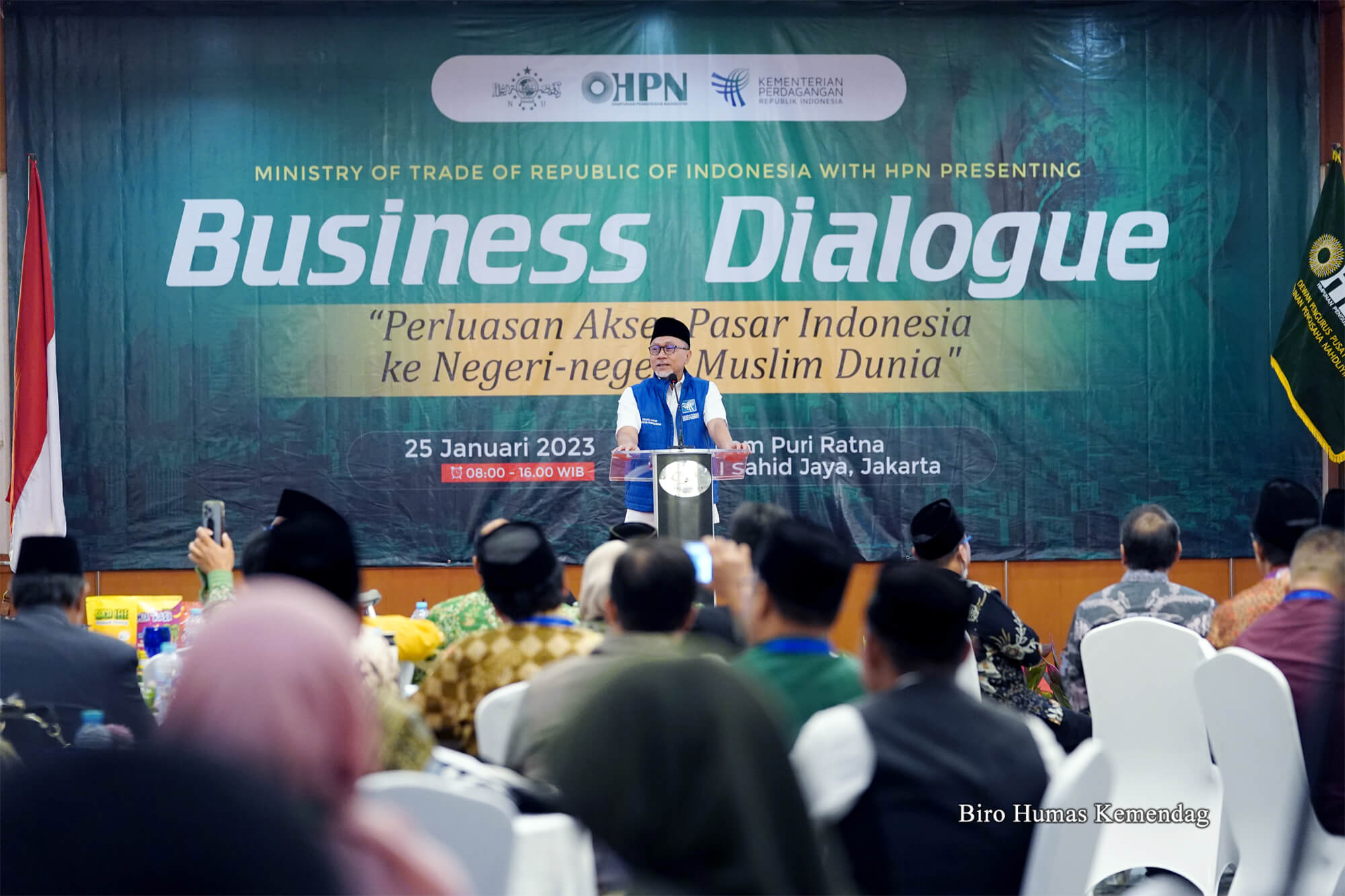 Menteri Perdagangan, Zulkifli Hasan memberikan sambutan pada Dialog Bisnis Himpunan Pengusaha Nahdliyin dengan tema “Perluasan Akses Pasar Indonesia ke Negeri Muslim Dunia” di Hotel Grand Sahid Jaya, Jakarta, Rabu (25 Des).